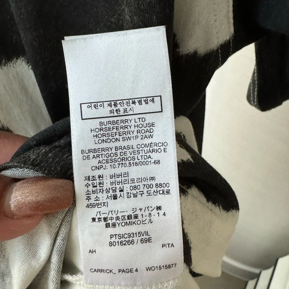 Burberry LOGO DETAIL COW PRINT COTTON OVERSIZED T-SHIRT IN BLACK - Picture 9 of 10
